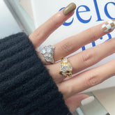 Avantgardistischer geometrischer klobiger Ring mit mehreren Steinen
